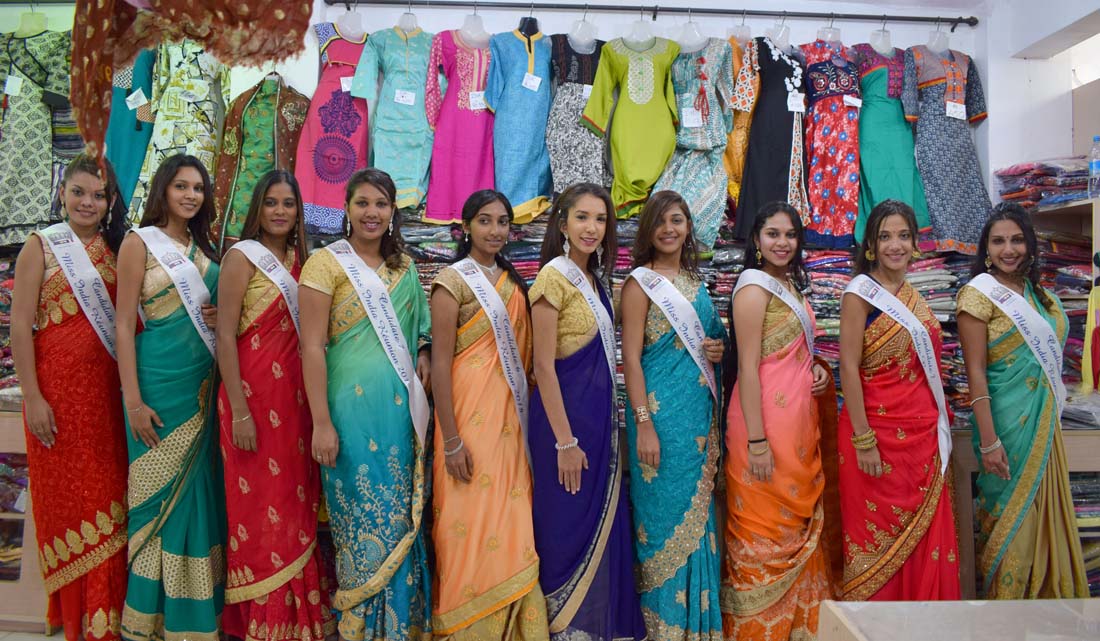 Les 10 candidates ont défilé en sari dans une boutique de Port-Louis