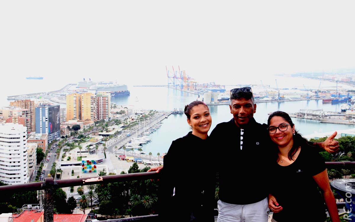 Jean-Pierre Mardémoutou et ses deux charmantes filles, Sabine et Sarah, avec en arrière-plan une vue panoramique sur le port de Malaga