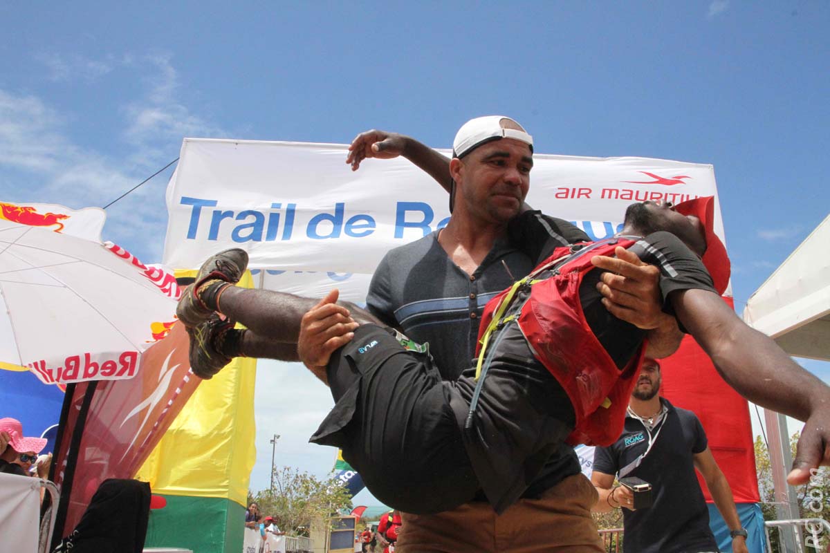 Liraud Flore a terminé ses deux derniers mètres dans les bras d'un «secouriste». Une image choc qui montre combien l'organisme a besoin de ressources pour boucler 50km sous le soleil de Rodrigues