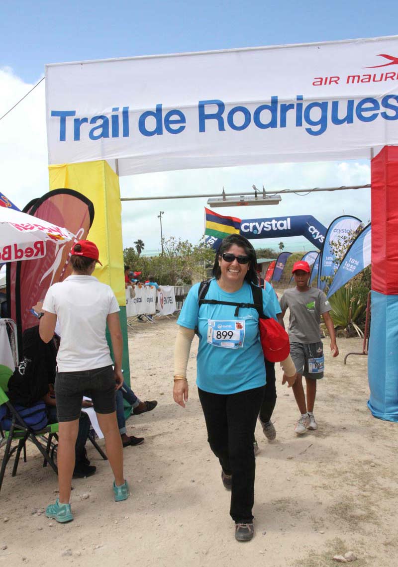 Pendant que sa sœur boucle ses 50 km, Aline Fong Kye, directrice du Kono-Kono, y va ti-lamp, ti-lamp sur le Trail de la Tortue