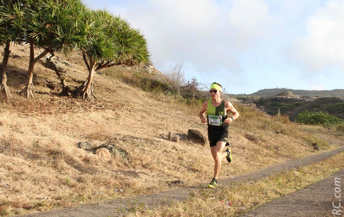 Le champion du Km Verticale Alexis Sevennec à la poursuite de David Hauss au niveau du 10ème km à Gravier