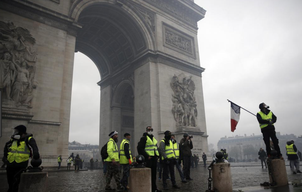 L'Arc de Triomphe attaqué, la honte!