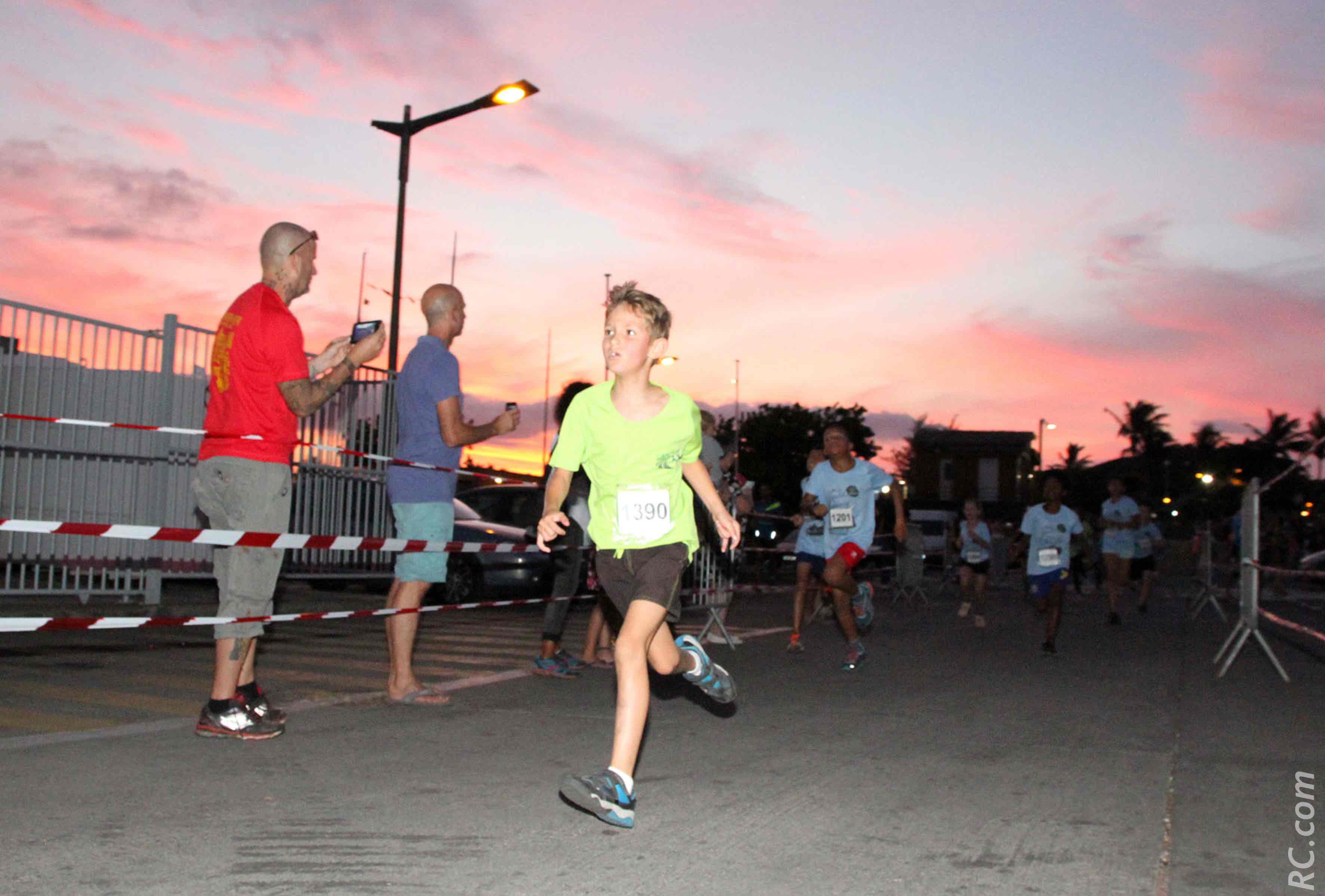 Un cadre agréable pour courir en semi-nocturne avec un joli couché de soleil