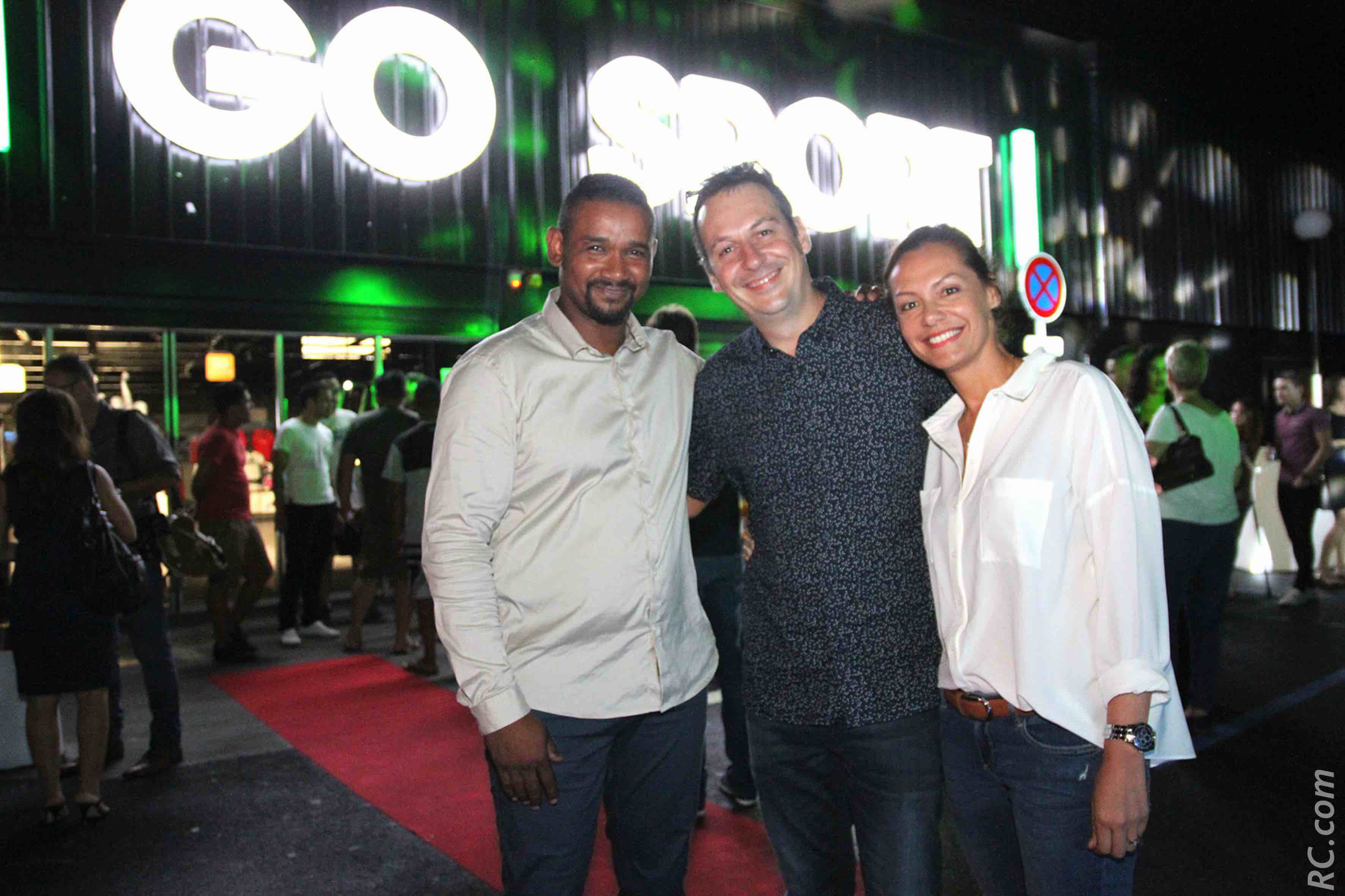 Eddy Némorin, directeur de Go Sport Savanna, l'architecte du projet Florian Galache et son épouse Nathalie, de Promo Web Réunion