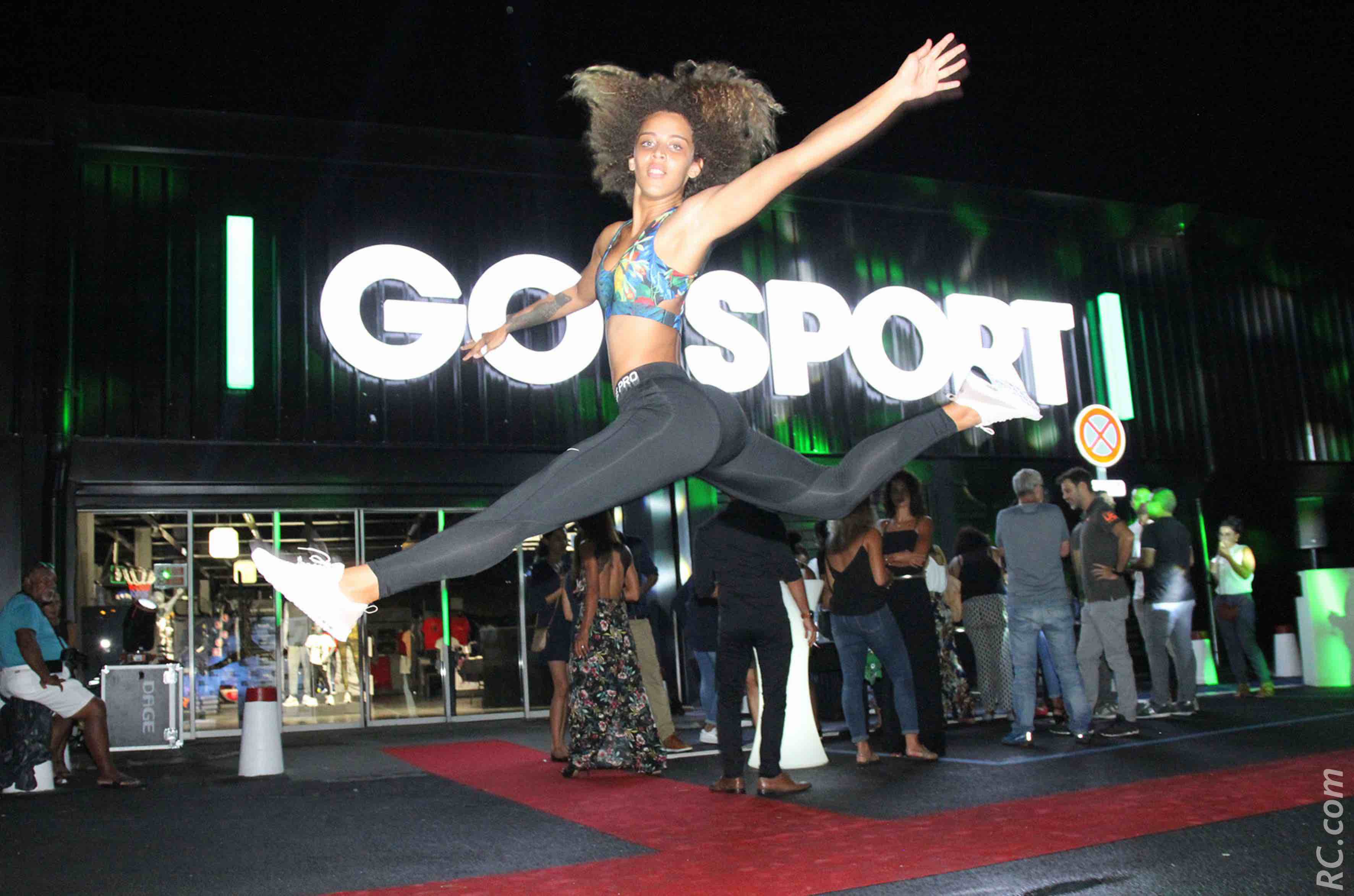 Le joli saut de Sarah à l'occasion de l'inauguration de Go Sport