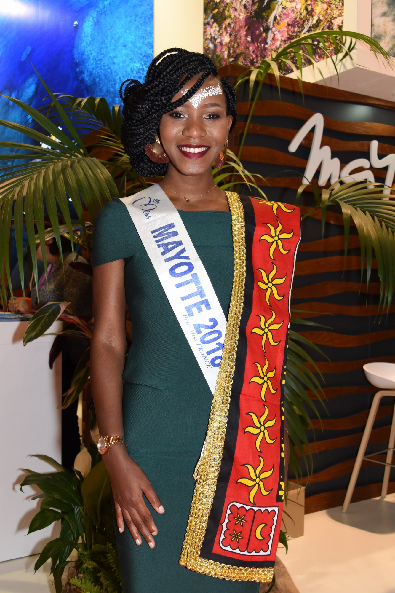 Ousna Attoumani, Miss Mayotte 2018, arbore un nambawane au motif de ylang ylang mis en valeur par Mme Zaïna M'Dere