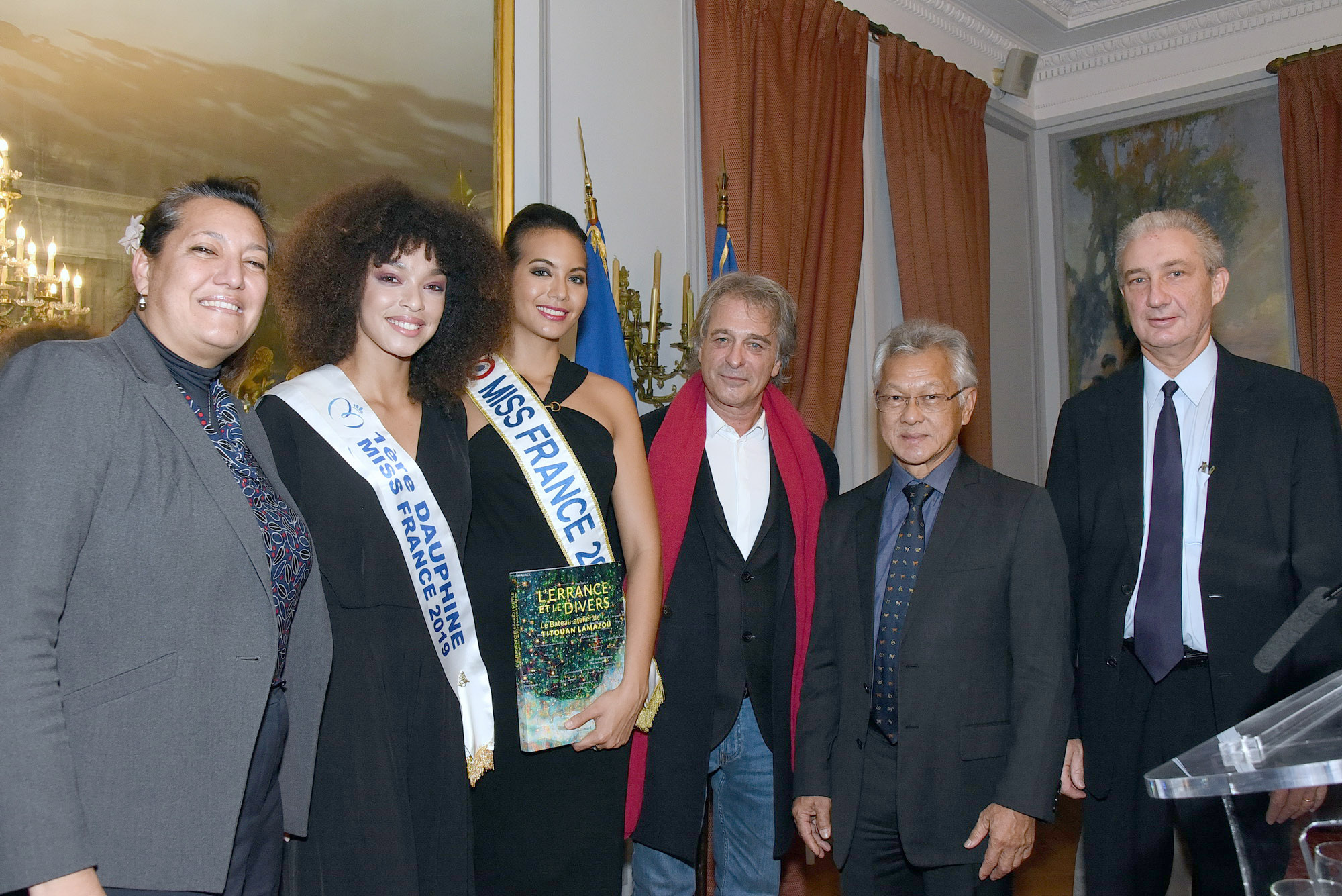 Ophély Mézino, Vaimalama Chaves, Titouan Lamazou, avec les élus polynésiens: Maina Sage, députée, Gaston Tong Sang, président de l'Assemblée de Polynésie française, et Christian Vernaudon, président du groupe O.-M. au CESE