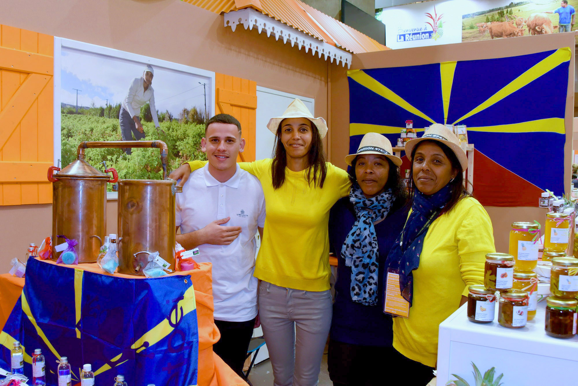 Saveurs du Petit Alambic : Anne-Gaëlle Fontaine reprend lf'exploitation de ses parents (dont sa maman Guylène, à droite) pour extraire des merveilles  des géraniums Saveurs du Petit Alambic : Anne-Gaëlle Fontaine reprend lf'exploitation de ses parents (dont sa maman Guylène, à droite) pour extraire des merveilles  des géraniums