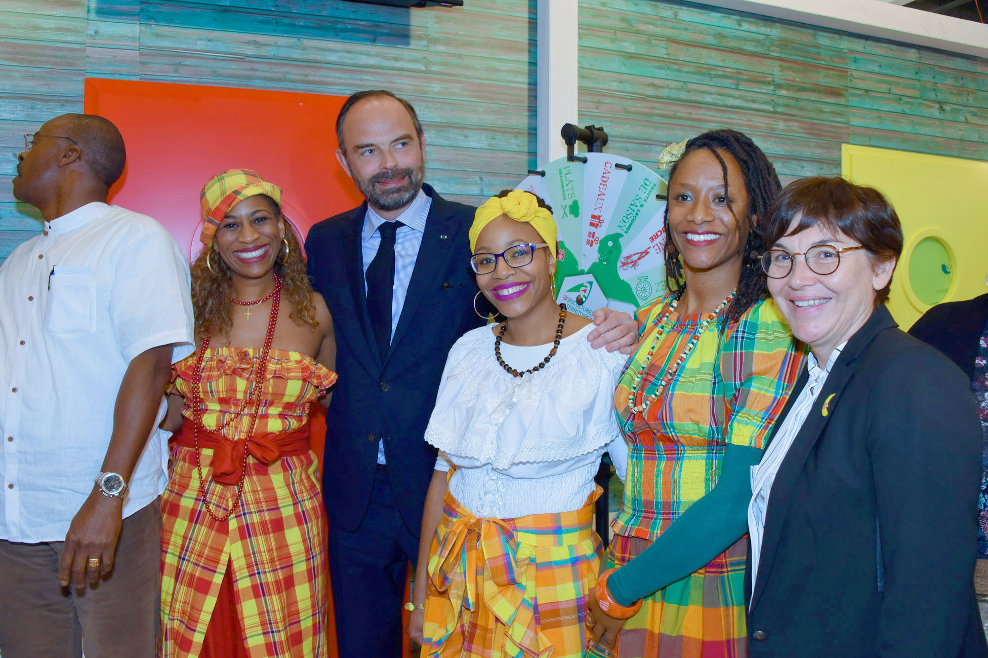 Visite d'Edouard Philippe, et Annick Girardin au stand de la Chambre d'Agriculture de la Guadeloupe. Ici avec Carole Galin (à droite d'Edouard Philippe) et sa cousine (à la gauche)