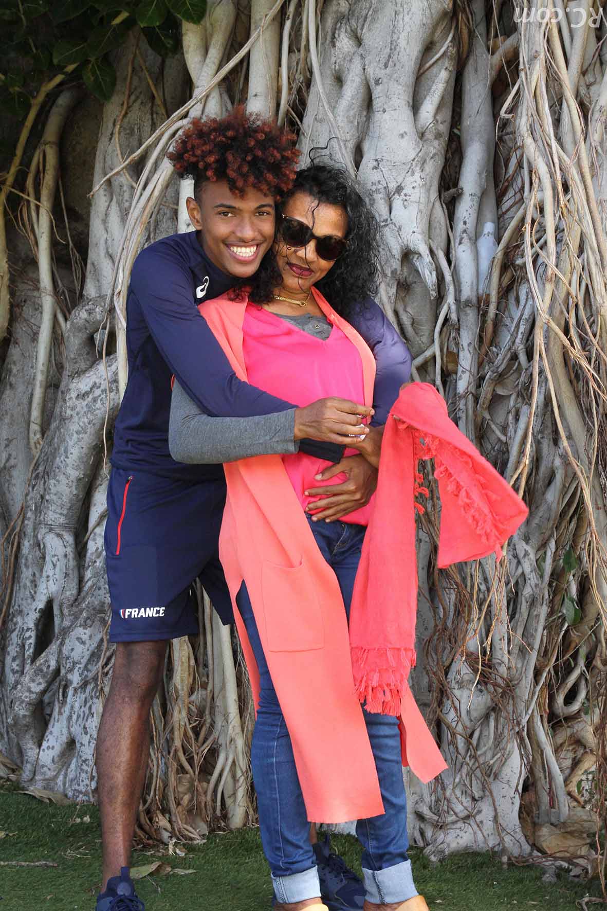 Fabrisio et sa maman juste avant le départ du jeune prodige du 400 mètres pour l'INSEP
