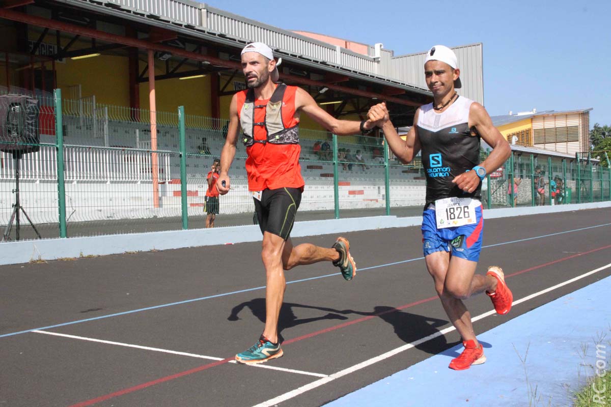 Et c'est main dans la main qu'Emmanuel Hadoux et Jannick Séry arrivent ensemble au stade Paul Moreau de Bras-Panon Et c'est main dans la main qu'Emmanuel Hadoux et Jannick Séry arrivent ensemble au stade Paul Moreau de Bras-Panon