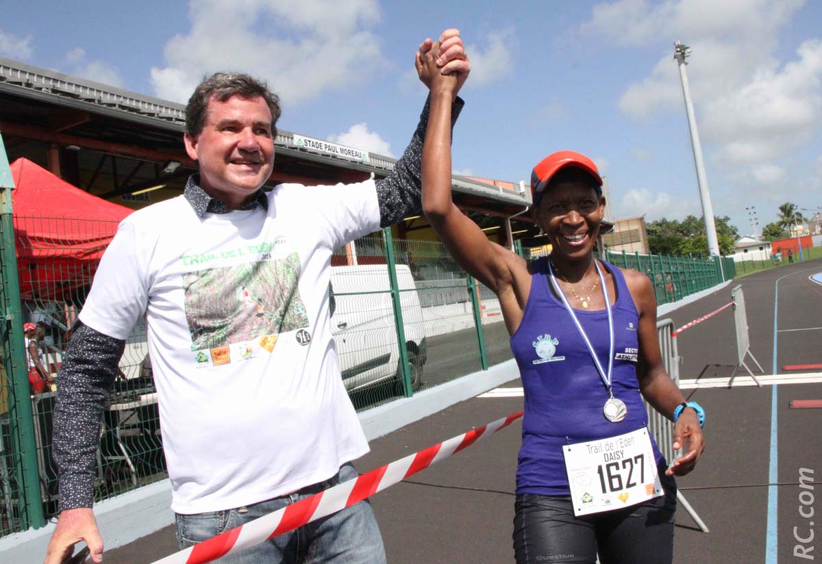 Le maire Daniel Gonthier félicite la Panonnaise Daisy Angama, vainqueur chez les féminines