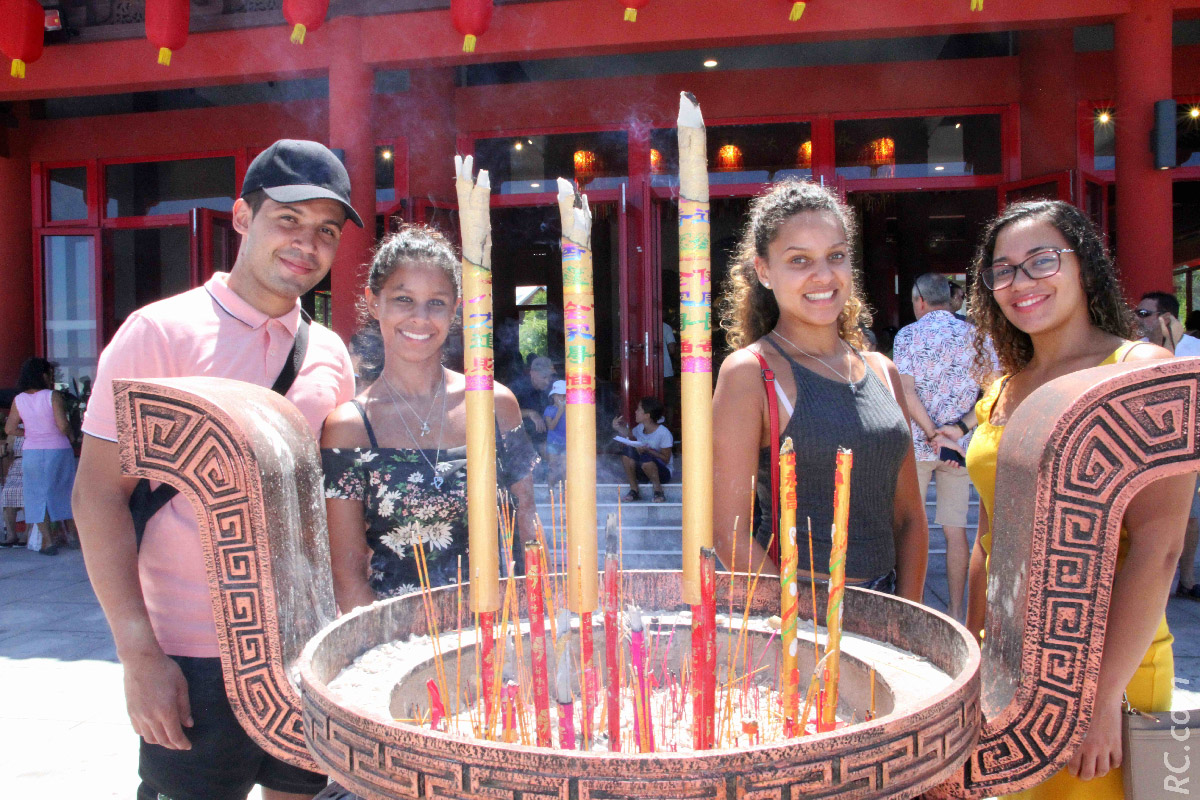 Benji, Chloë, Wendy et Juliana: quatre étudiants de l'IUT de Saint-Pierre sont venus préparer un documentaire sur la Fête des Lanternes