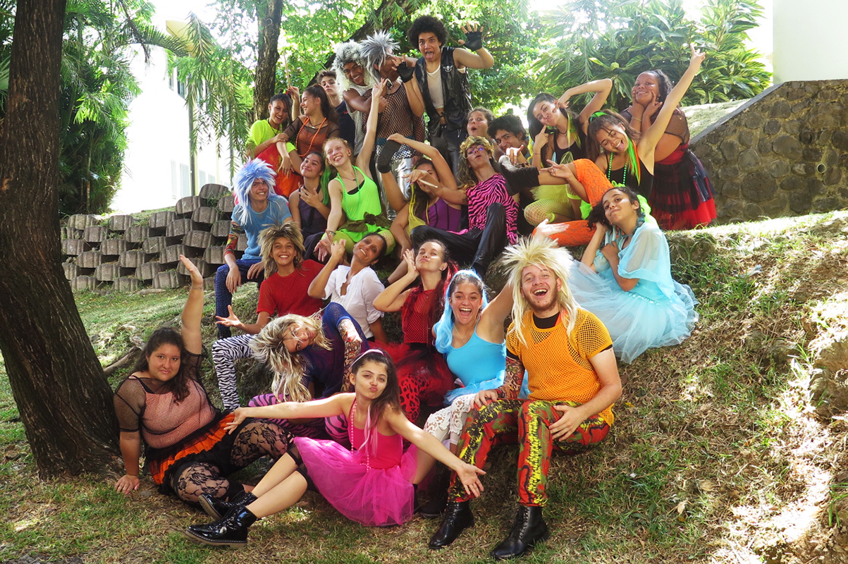 La joyeuse troupe qui joue cette comédie musicale La joyeuse troupe qui joue cette comédie musicale