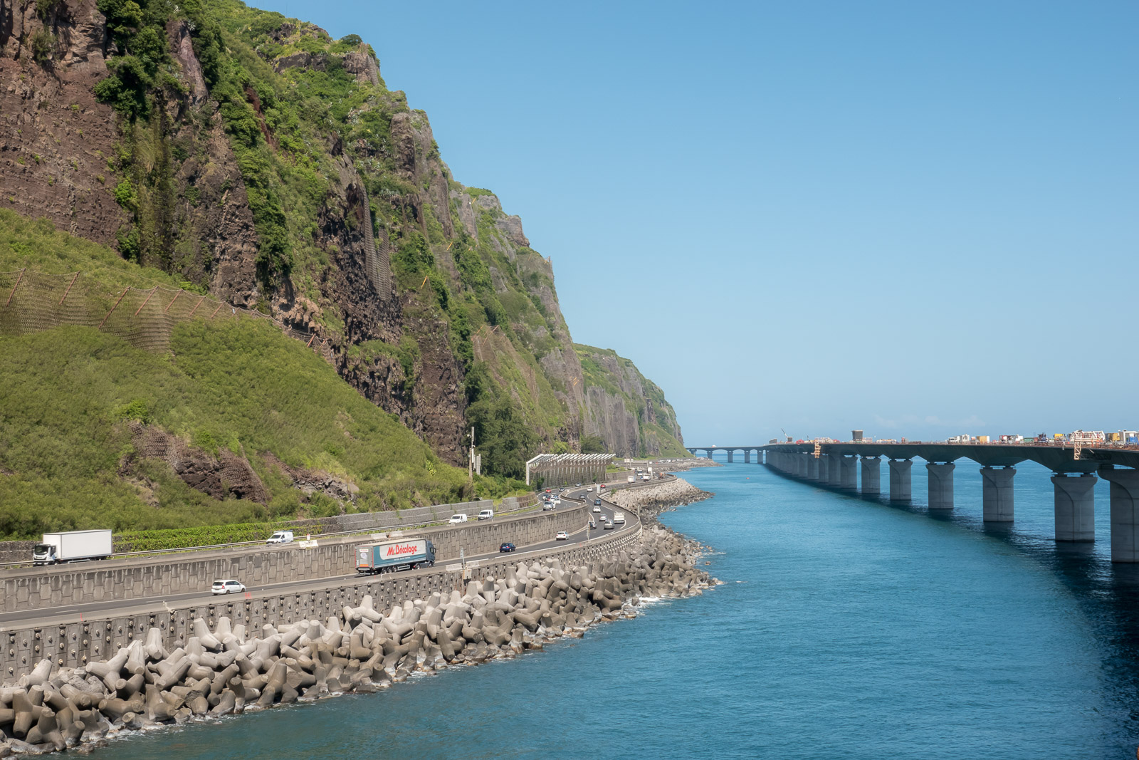 Objectif: la sécurité des usagers en les éloignant de la falaise Objectif: la sécurité des usagers en les éloignant de la falaise