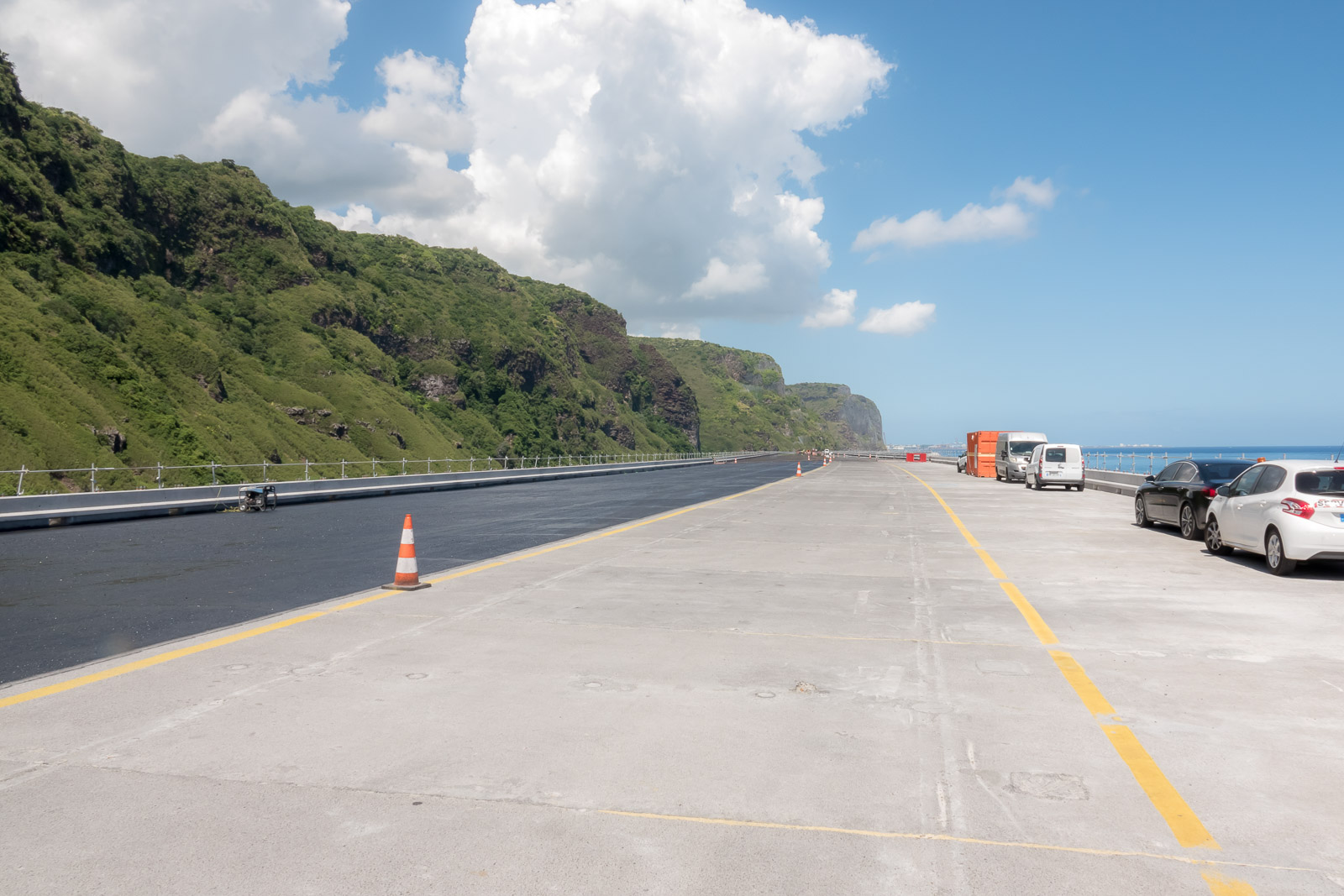 Ce sera une 4 voies avec une piste cyclable et des voies pour le futur Run Rail Ce sera une 4 voies avec une piste cyclable et des voies pour le futur Run Rail