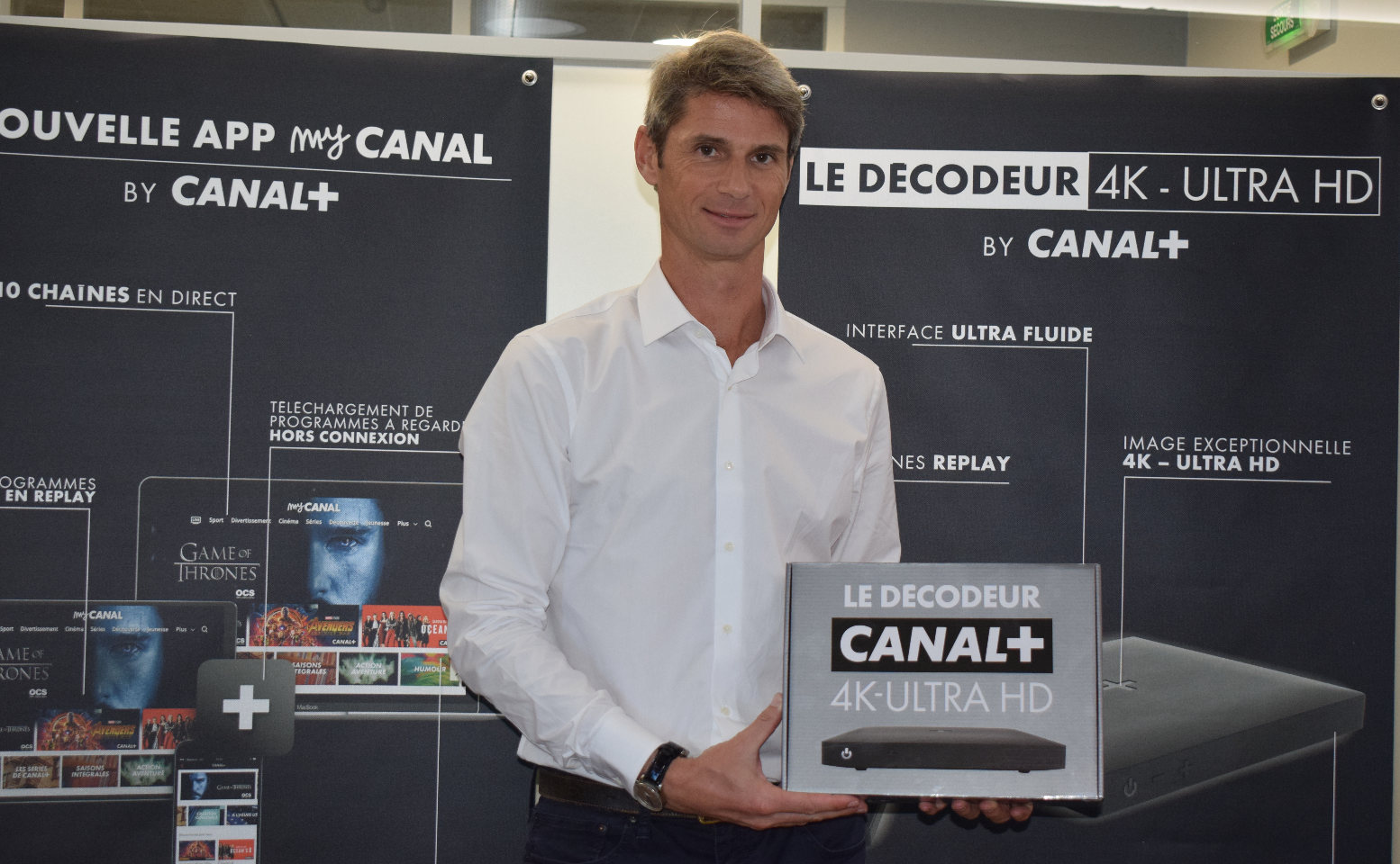 Axel Gallant, directeur général Canal+ Réunion, avec le nouveau décodeur dernière génération Axel Gallant, directeur général Canal+ Réunion, avec le nouveau décodeur dernière génération