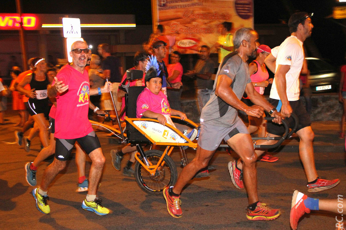 Jimmy Nayagom « aux petits soins » avec ses camarades de Réunion Joëlettes Aventure Jimmy Nayagom « aux petits soins » avec ses camarades de Réunion Joëlettes Aventure