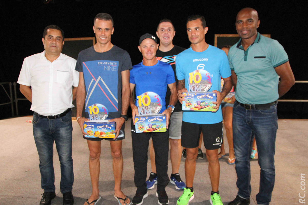 Le podium scratch où Géraldo Trulès est représenté par son dalon Jean-Louis Robert. Guillaume Chong Yeun Zing est 2ème et  Jean-Eddy Lauret est 3ème Le podium scratch où Géraldo Trulès est représenté par son dalon Jean-Louis Robert. Guillaume Chong Yeun Zing est 2ème et  Jean-Eddy Lauret est 3ème