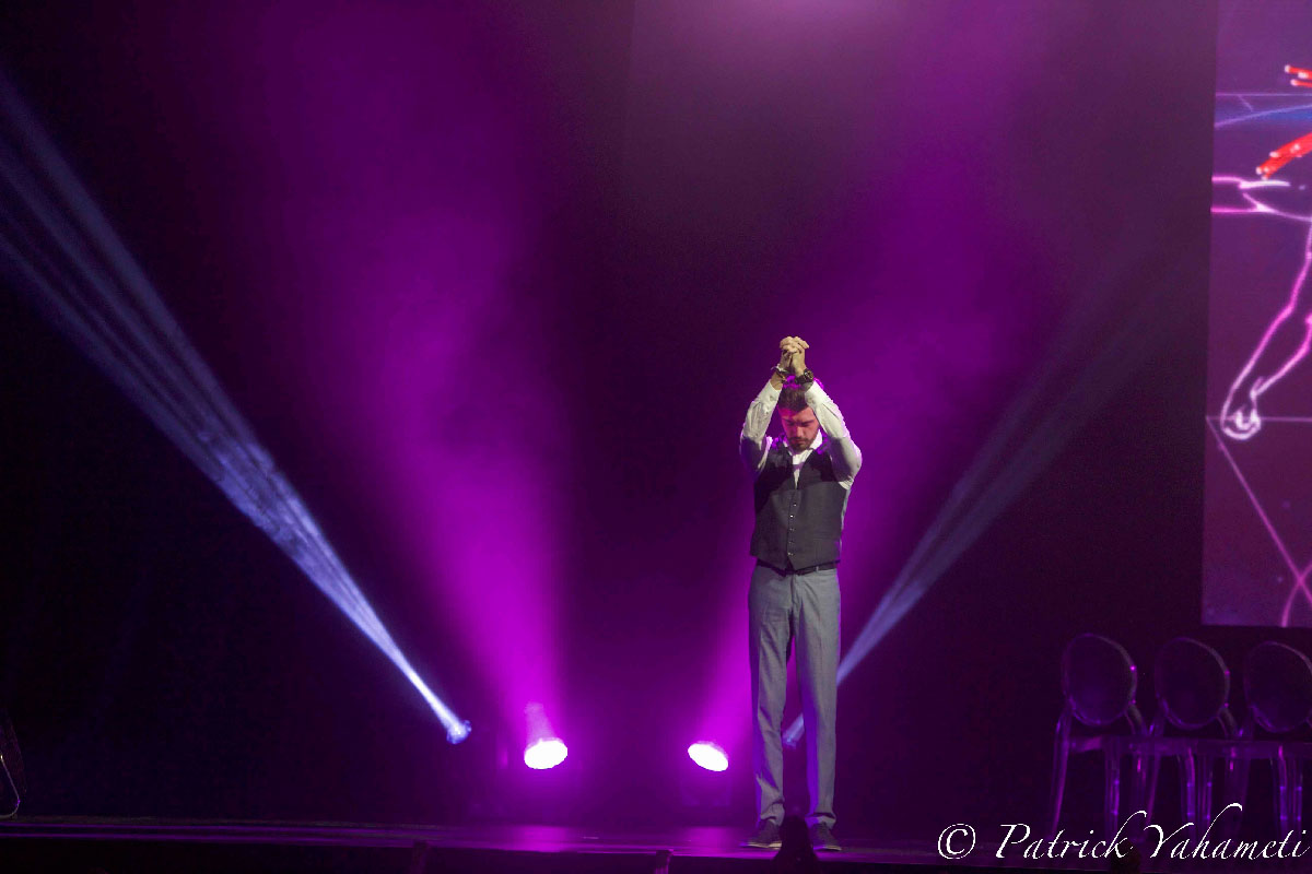 Messmer hypnotise le Petit Stade de l'Est! Messmer hypnotise le Petit Stade de l'Est!