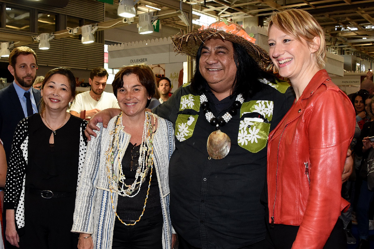 Annick Girardin, Ministre des Outre-mer. Accueillie, en compagnie de Carine Préterre, directrice de la Foire de Paris, par la déléguée de la Polynésie française, Caroline Tang, et Théo Sulpice du Show Tahiti Nui