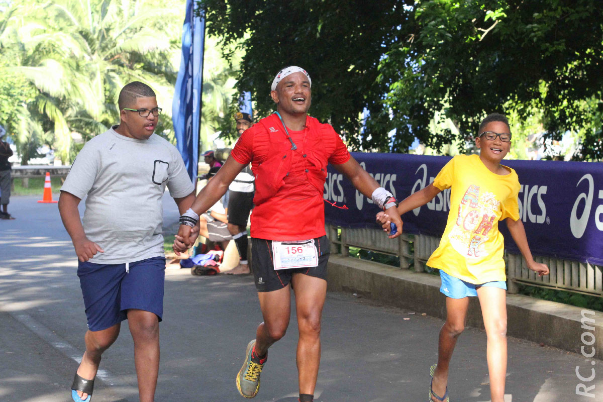 Armand Sautron avec Allan et Mathis. Encore quelques mètres et les 70 km sont bouclés!