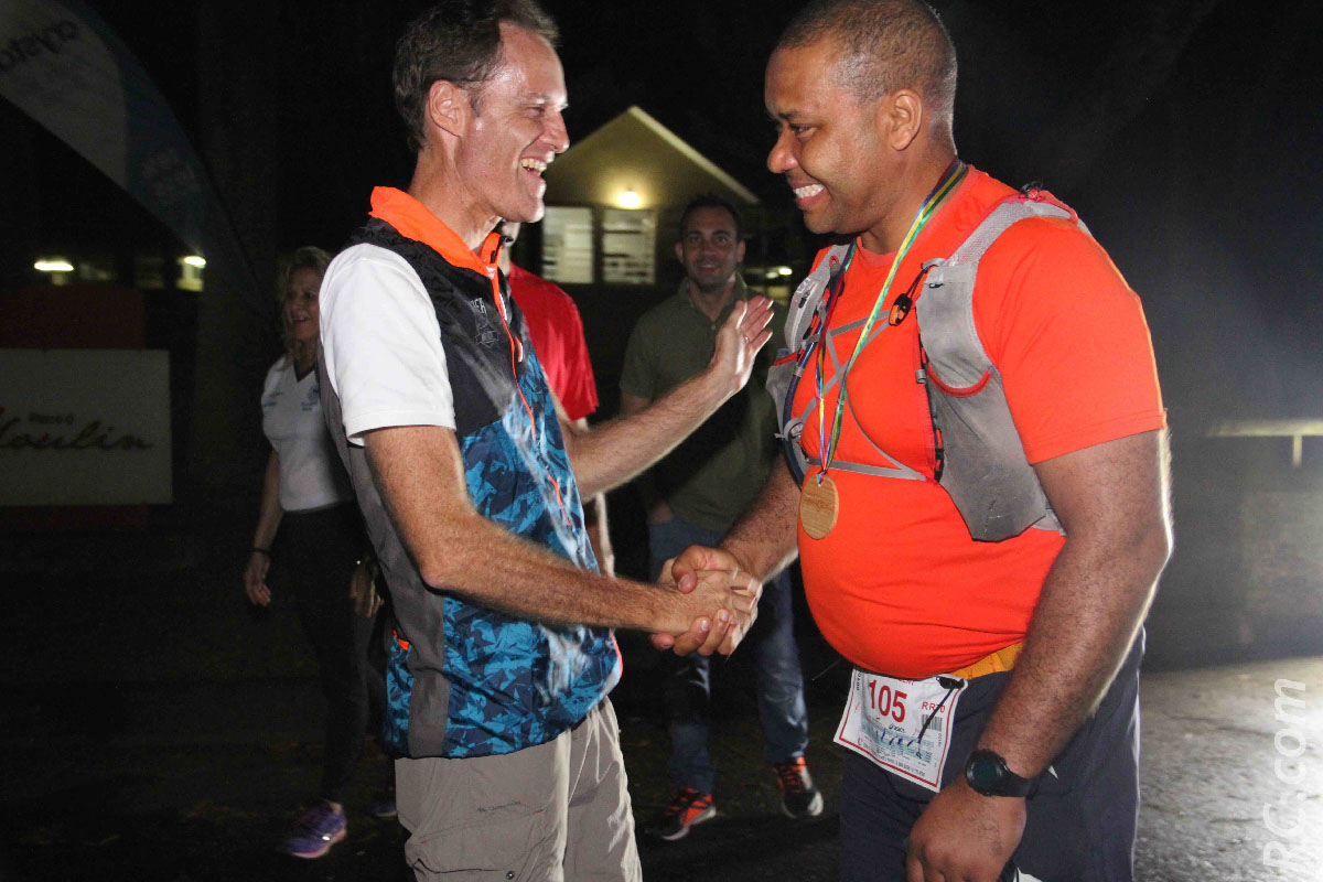 Albert d'Unienvielle félicite le dernier arrivant des 70 km, Mario Albert