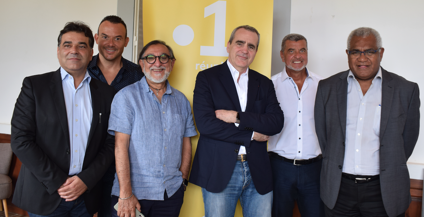 Laurent Corteel, directeur des contenus du Pôle Outre-Mer de France Télévisions, Jérémy Edouard, directeur Editorial Réunion la 1ère, Gora Patel, directeur régional de Réunion la 1ère, Takis Candilis, directeur général délégué à l’antenne et aux programmes de France Télévisons, Augustin Hoareau, chargé du Développement et Transformation Réunion la 1ère, et Walles Kotra, directeur exécutif en charge de l’Outre-Mer