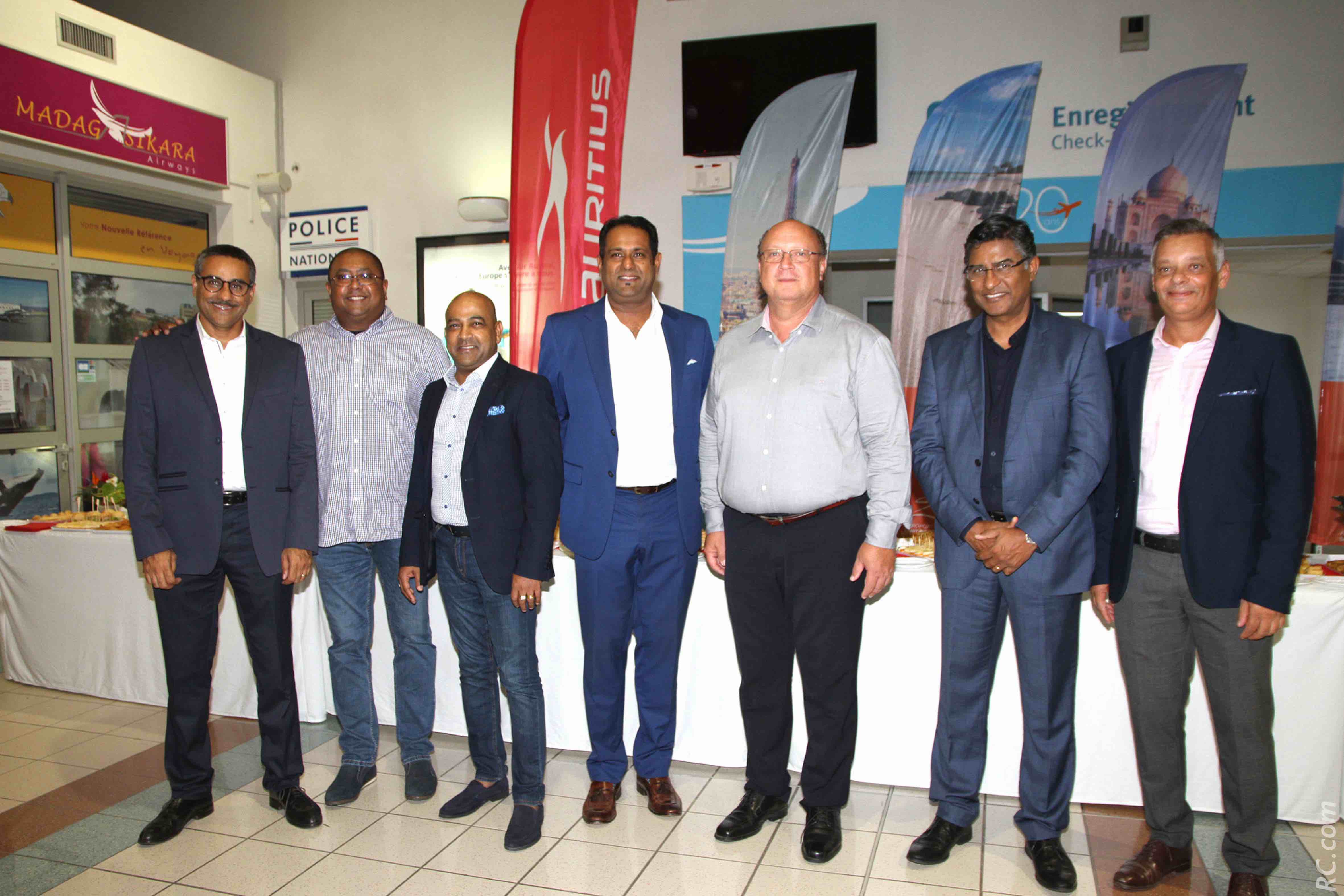 Zakaria Omarjee, directeur des Ventes à Air Mauritius Réunion, Aswhin Ramjeet, Air Mauritius, Mike Seetaramadoo, EVP Commercial and Cargo, Somas Appavou, Chief Executive Officer, Didier Prugnières, directeur de l'aéroport de Pierrefonds, Prem Sewpaul, vice-président Communication Air Mauritius, et Robert Bourquin, directeur Air Mauritius Réunion