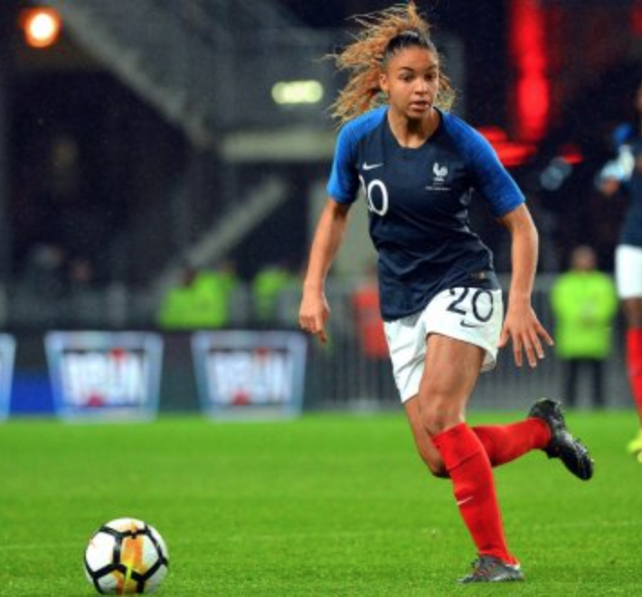 Delphine Cascarino est régulièrement remplaçante chez les Bleues. Avec son équipe Lyon, elle gagne 10 000 euros par mois
