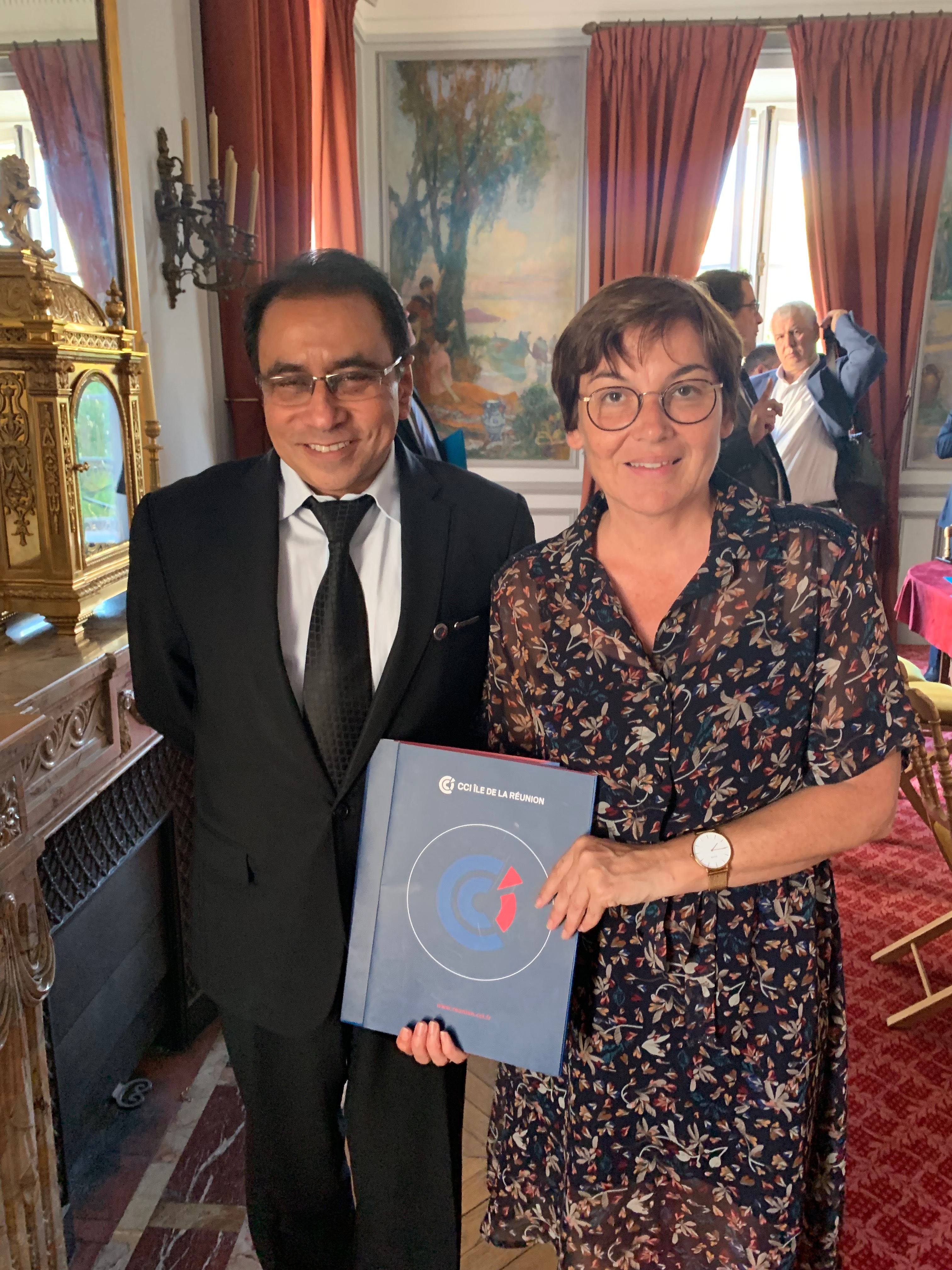Le président de la CCI réunion, Ibrahim Patel, a remis la motion des transporteurs à la Ministre
