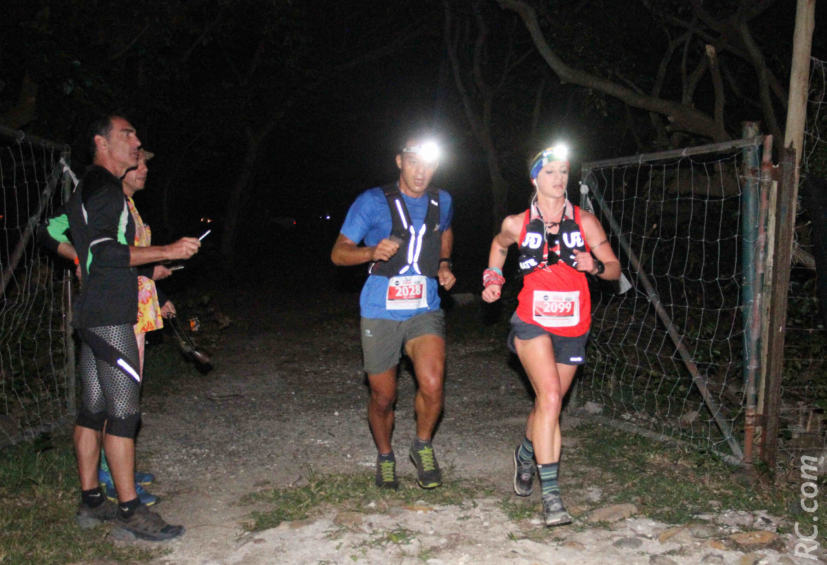 Naomi Brand, à l'entrée des premiers sentiers, mène la course Naomi Brand, à l'entrée des premiers sentiers, mène la course