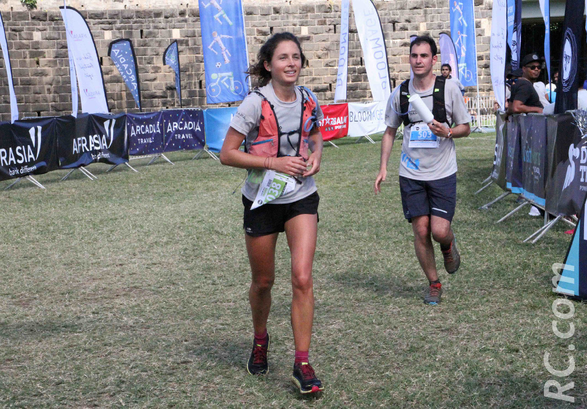 Elle est Française et s'est installée dans l'île-sœur en septembre 2018. Elle a gagné les 25km du Dodo Trail haut la main, avec un temps de 3h 37'59'', pousuivant ainsi sur sa bonne lancée, car entre temps elle est montée à plusieurs reprises sur le podium. En exemple on peut citer sa victoire au Moka Trail sur 15 km, en octobre dernier. Originaire de la région Niçoise, Léa Cavelier travaille dans une entreprise de construction de bâtiments du côté de Flic en Flac. Non-licenciée, elle courait à ses débuts pour le fun, mais depuis son arrivée à l'île Maurice, sa pratique de la course à pied a pris un autre virage : elle s'est prise au jeu et bientôt elle sera sur un 47km, à l'UTRB. Pour sûr que les observateurs ne la perdront pas de vue...