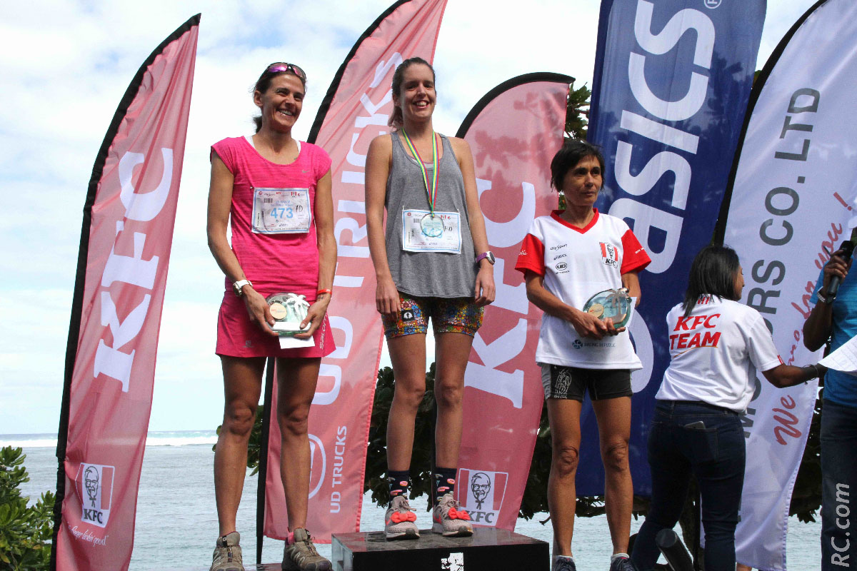 Le podium féminin du marathon féminin: 1ère Jadi Clark, Nadi Zaloumi et Hélène Taochy