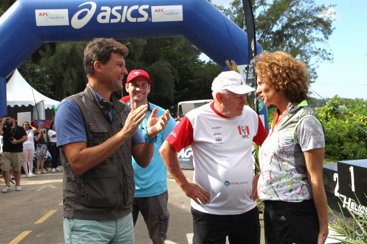 Frédéric félicite son épouse Cécilia qui vient de terminer ses 10 km, plutôt en forme