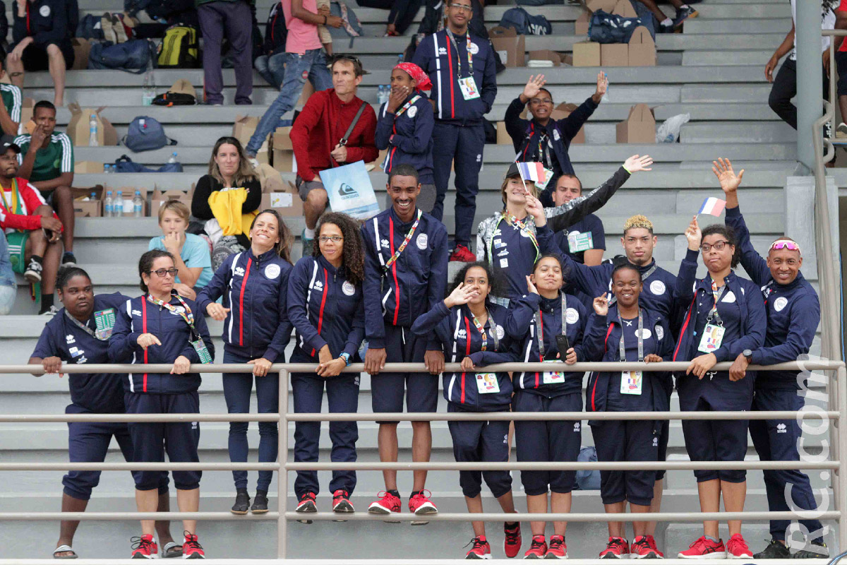 Quand on n'est pas sur la piste, dans les gradins, on soutient fortement les coéquipiers à pied d'oeuvre. Quand on n'est pas sur la piste, dans les gradins, on soutient fortement les coéquipiers à pied d'oeuvre.