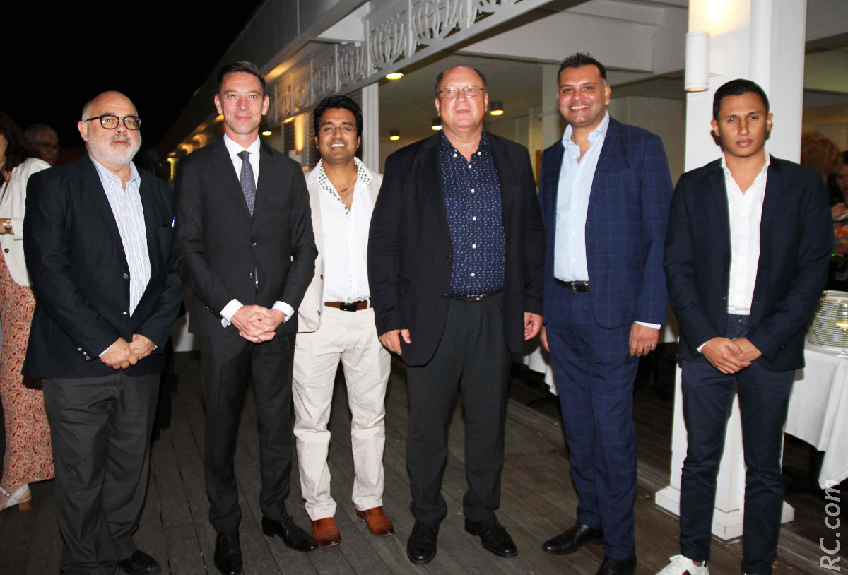 Patrick Mallet, président du Syndicat Mixte de Pierrefonds, Julien Glannes (Henessy Park Hotel), Krishna Ramassamy (Mauritius Airport Branch Director), Didier Prugnières, directeur de l'aéroport de Pierrefonds, Arvind Bundhun, directeur de la MTPA, et Frédéric Vavelin, directeur de Destination Sud Réunion