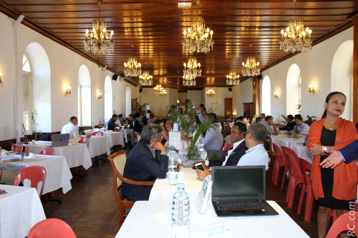 Sous les lustres du salon d’honneur de l'Hôtel de Ville de Saint-Pierre, le clin d’oeil de l’île Maurice aux Réunionnais