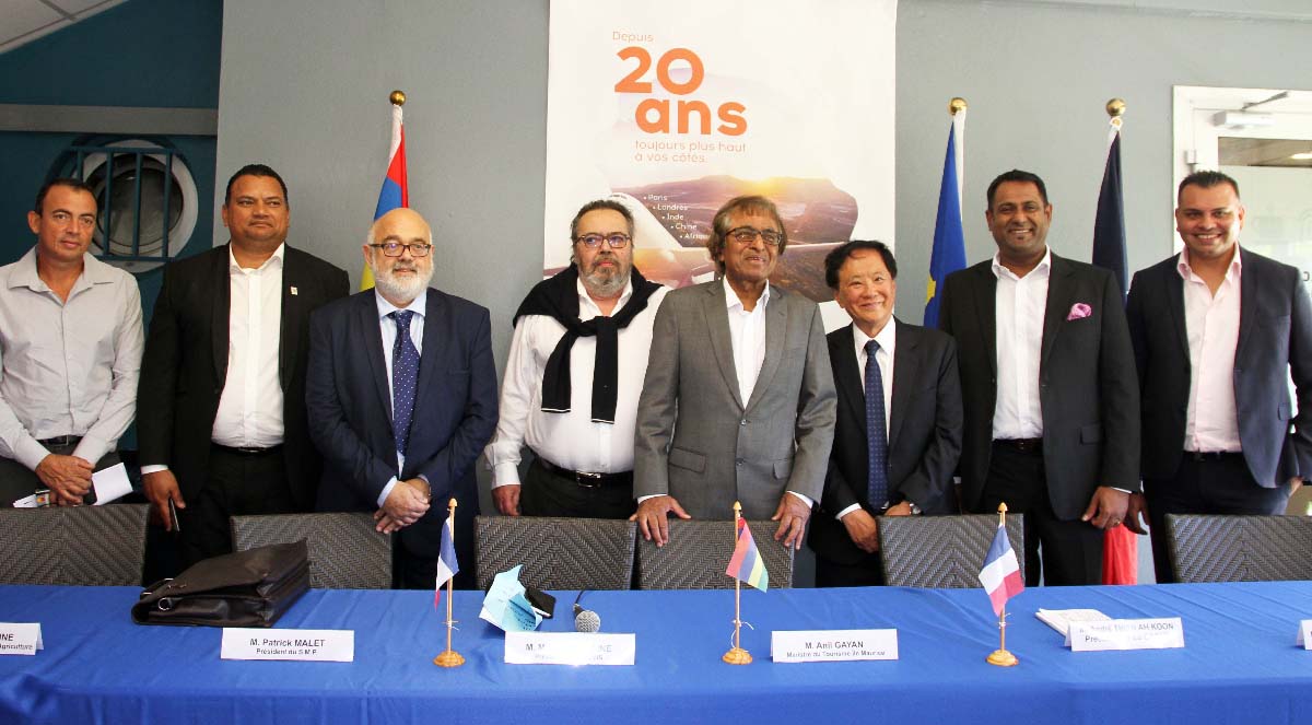 Lors de la conférence de presse à l'aéroport