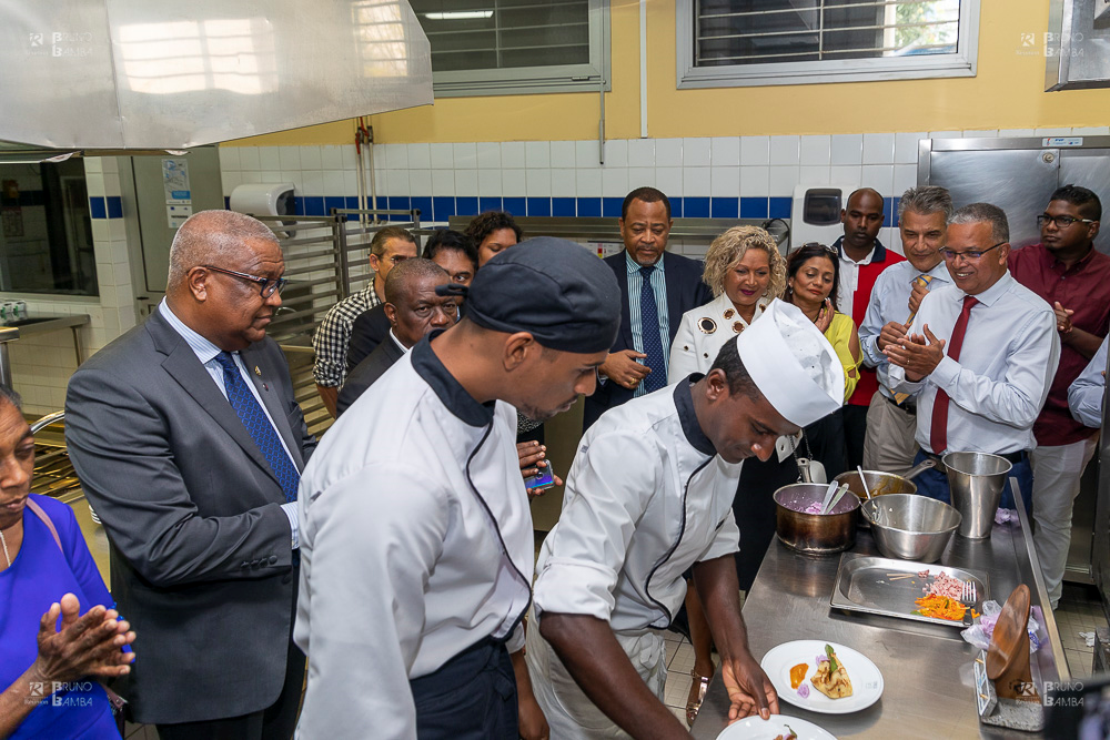 Il a préparé un plat devant l'assistance... Il a préparé un plat devant l'assistance...