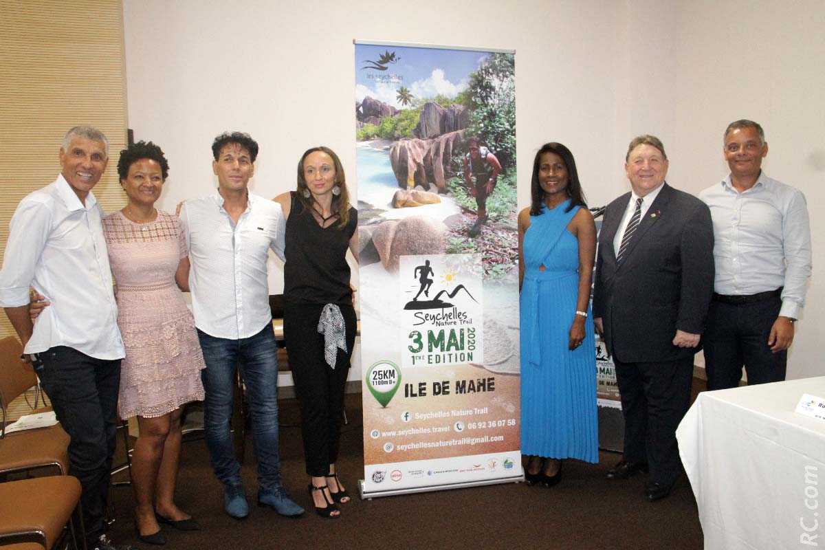 Jean-Louis Prianon, Bernadette Honoré de Seychelles Travel, Chris Hammer, directeur de course, son épouse Véronique Victoire, Bernadette Villemin, Directrice générale Europe de l'Office de Tourisme des Seychelles, Jean-Claude Pech, consul honoraire des Seychelles à La Réunion et Robert Bourquin , directeur de Air Mauritius à La Réunion