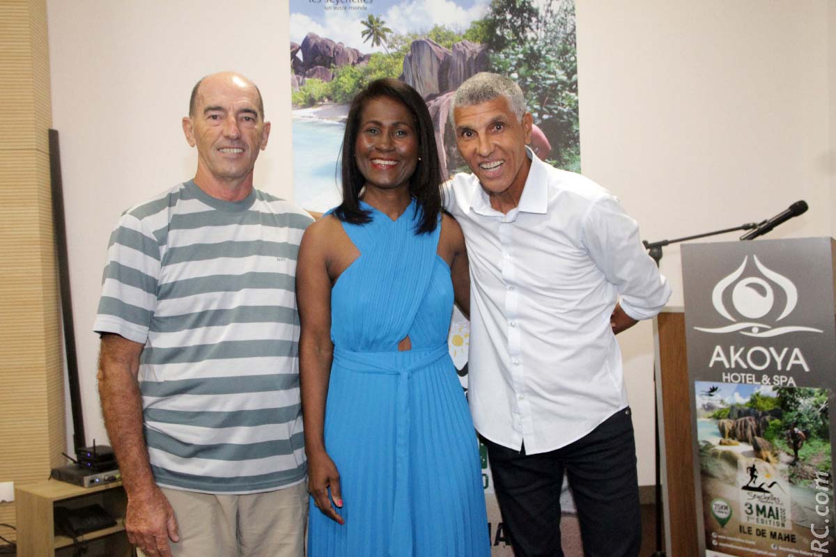 Serge Marizy, cinéaste-réalisateur à Kanal Austral, Bernadette Villemin, directrice générale Europe de l'Office de Tourisme des Seychelles, et Jean-Louis Prianon de la Ligue Réunionnaise d'Athlétisme