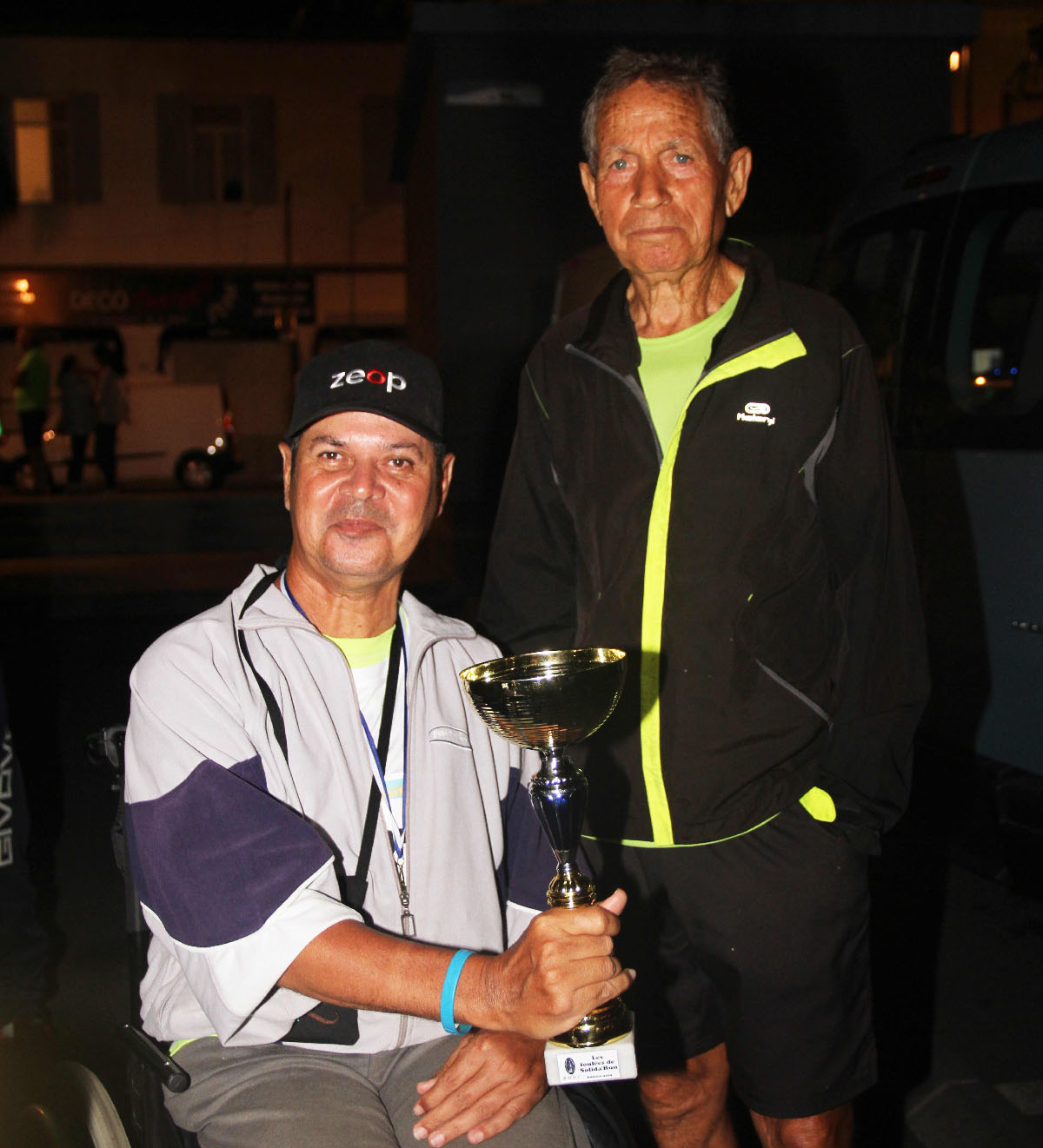 Vainqueur chez les Masters 4, Axel Lallemand a offert sa coupe à un handisportif