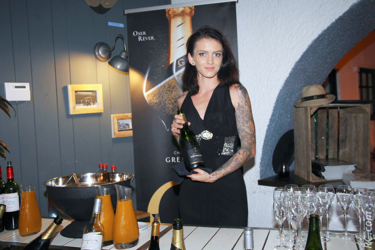 Champagne servi par la jolie Emilie Peltier à l’arrivée des invités (à consommer avec modération évidemment)