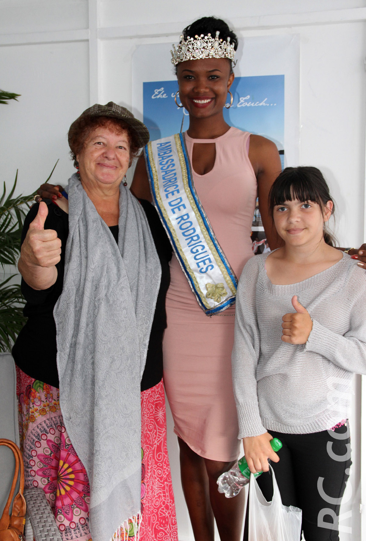 Marie-Josée et sa petite-fille félicitent la jolie Rodriguaise de Pointe Coton