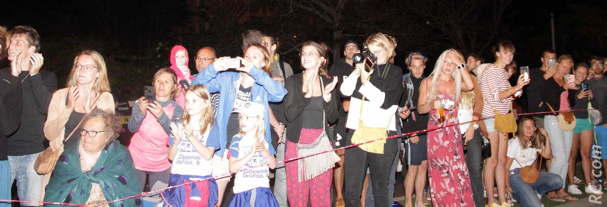 Plus de 20 000 personnes sur l'avenue la plus animée de la Réunion. Plus de 20 000 personnes sur l'avenue la plus animée de la Réunion.