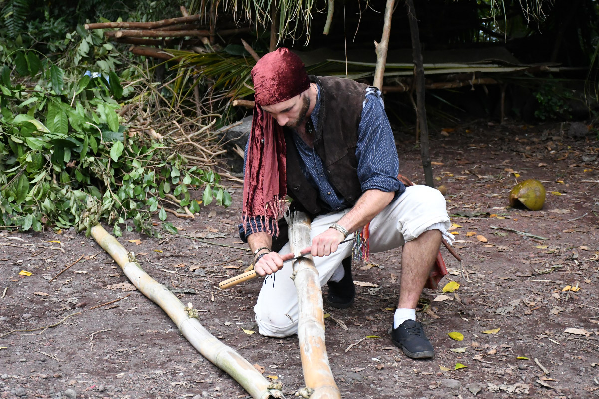 L'aventurier Maxime Berthon en pleine démonstration dans l'atelier de survie