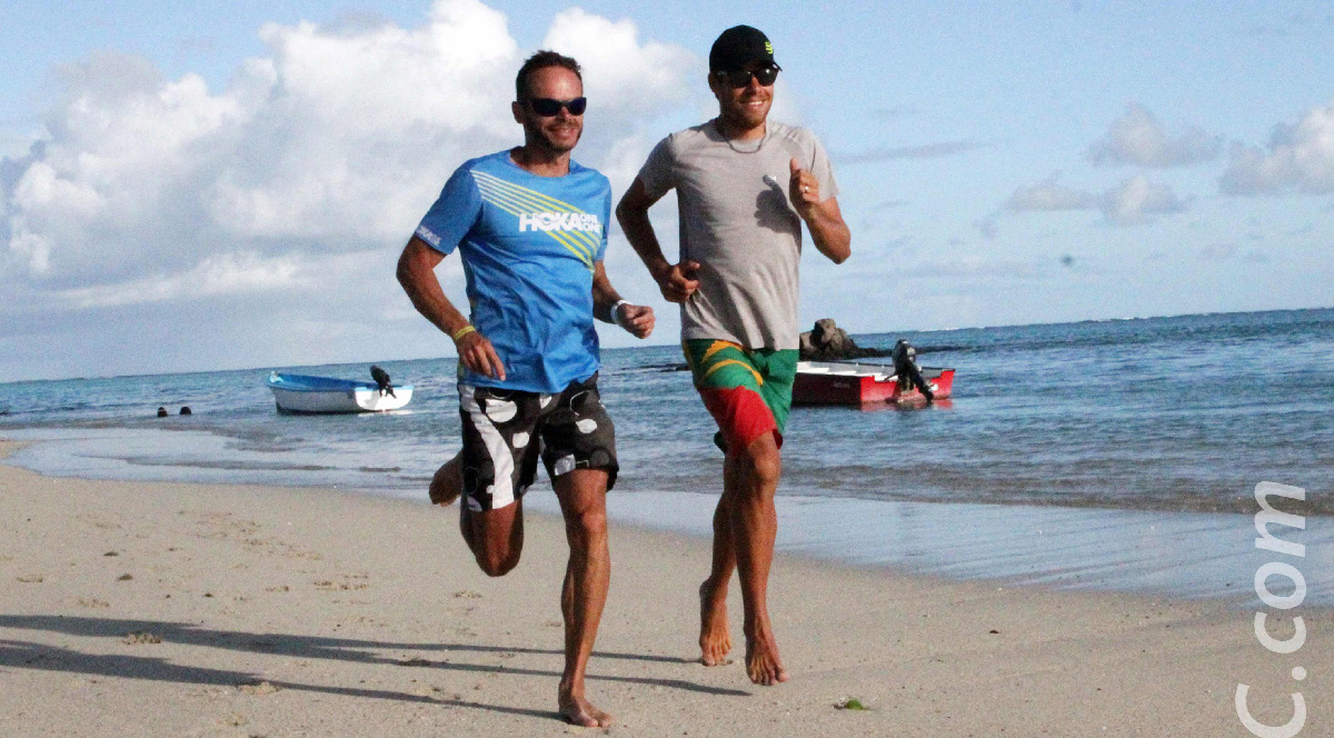Ludovic Pommeret et David Hauss sur le sable fin des plages rodriguaises, en attendant d’arpenter les sentiers de l’île aux zourites