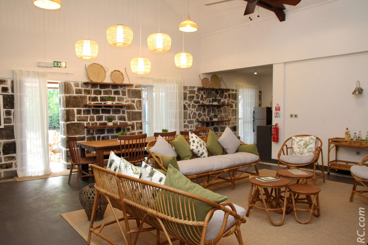 Un vaste salon de style colonial et tout équipé