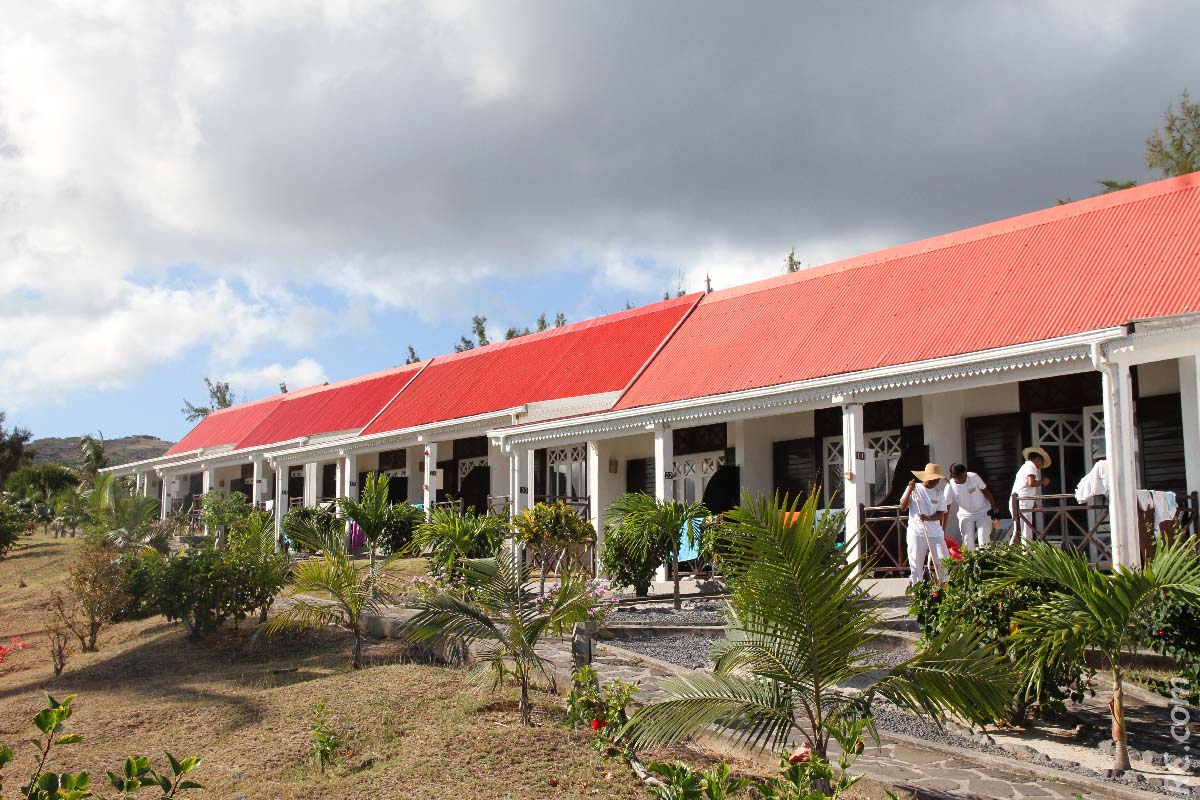 Des bungalows aux toits rouges ont fait la réputation de Mourouk Ebony